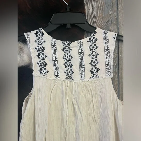 Knox Rose size small white with blue embroidery detail tank top - Picture 5 of 5